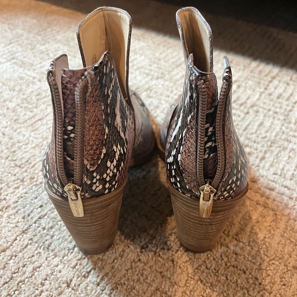 Vince camuto, women’s booties, size 8.5 - Picture 6 of 6